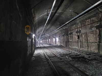 Terminada la instalaci�n de catenaria r�gida en el t�nel de salida de Barcelona de la l�nea Llobregat-Anoia 